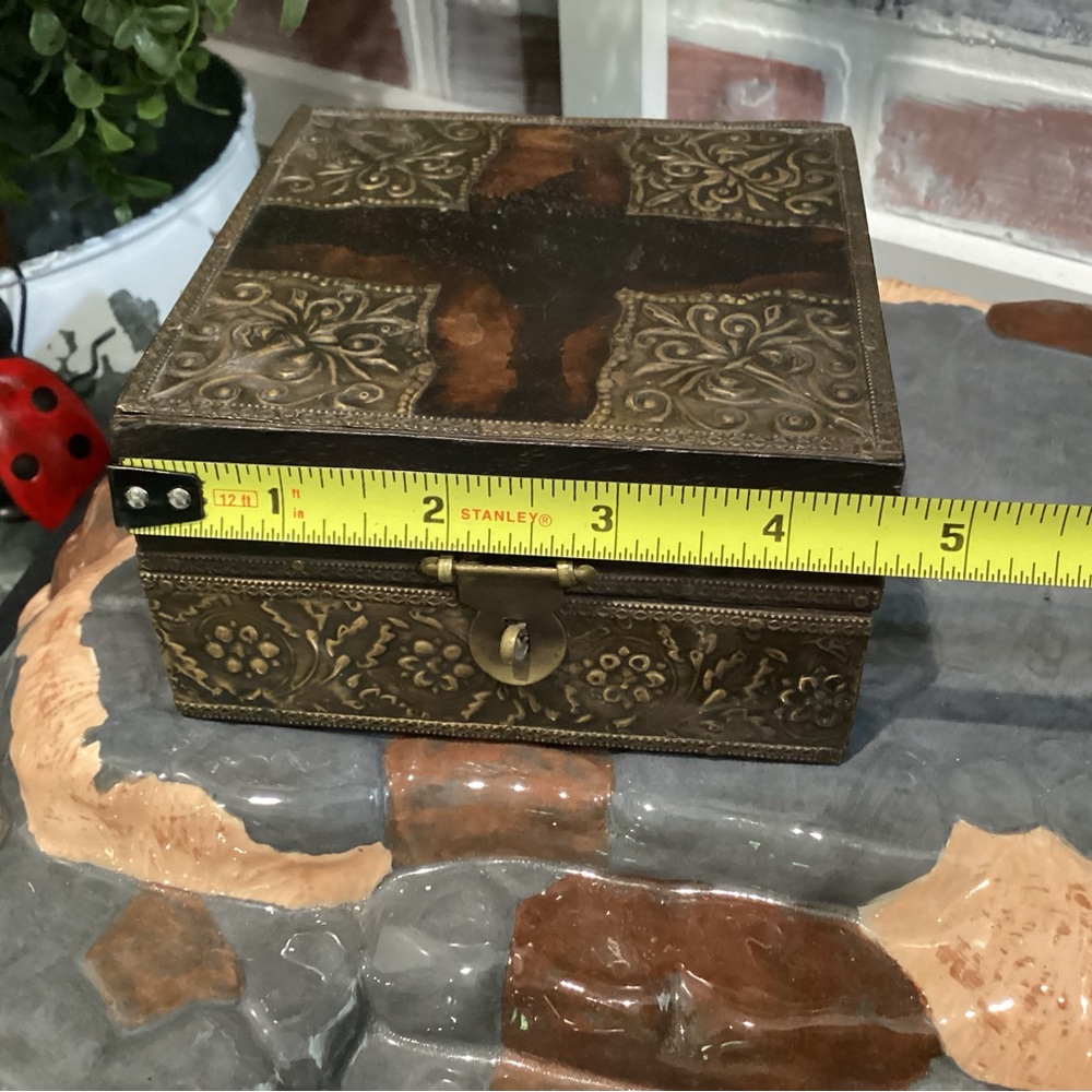 🟤 Vintage - Beautifully crafted solid wood, brass/metals Jewelry / Keepsake Box - Picture 11 of 12